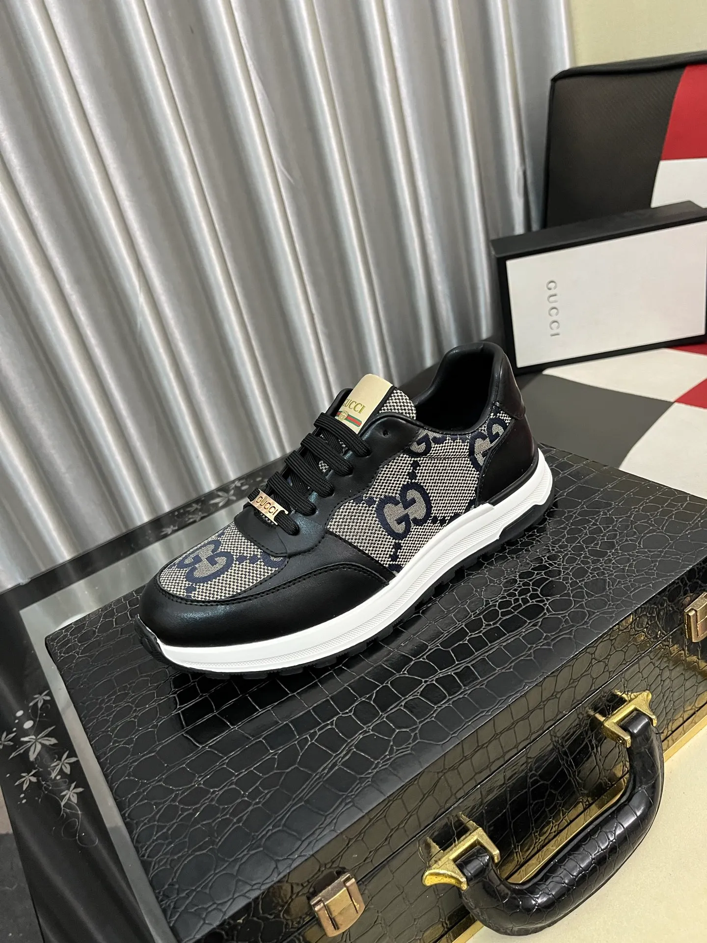 Men's shoes💰420⌚️⌚️[GUCCI] Gucci men's casual shoes are absolutely popular🔥The ultimate matching item for trendy men! The charm of super texture is irresistible, the main recommendation, the flower leather color is bright! The upper is made of high-quality cowhide + breathable fabric, sheepskin feet, wear-resistant rubber sole, noble and elegant! Extremely comfortable🎁🎁You can be as handsome as you want💪 38-442️⃣colors available